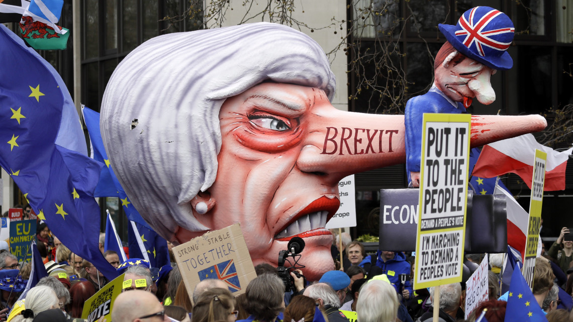 Az újabb Brexit-népszavazásra buzdító, Peoples Vote - A nép voksa - nevű kampánycsoport aktivistái Theresa May gúnyfiguráját viszik Londonban 2019. március 23-án.