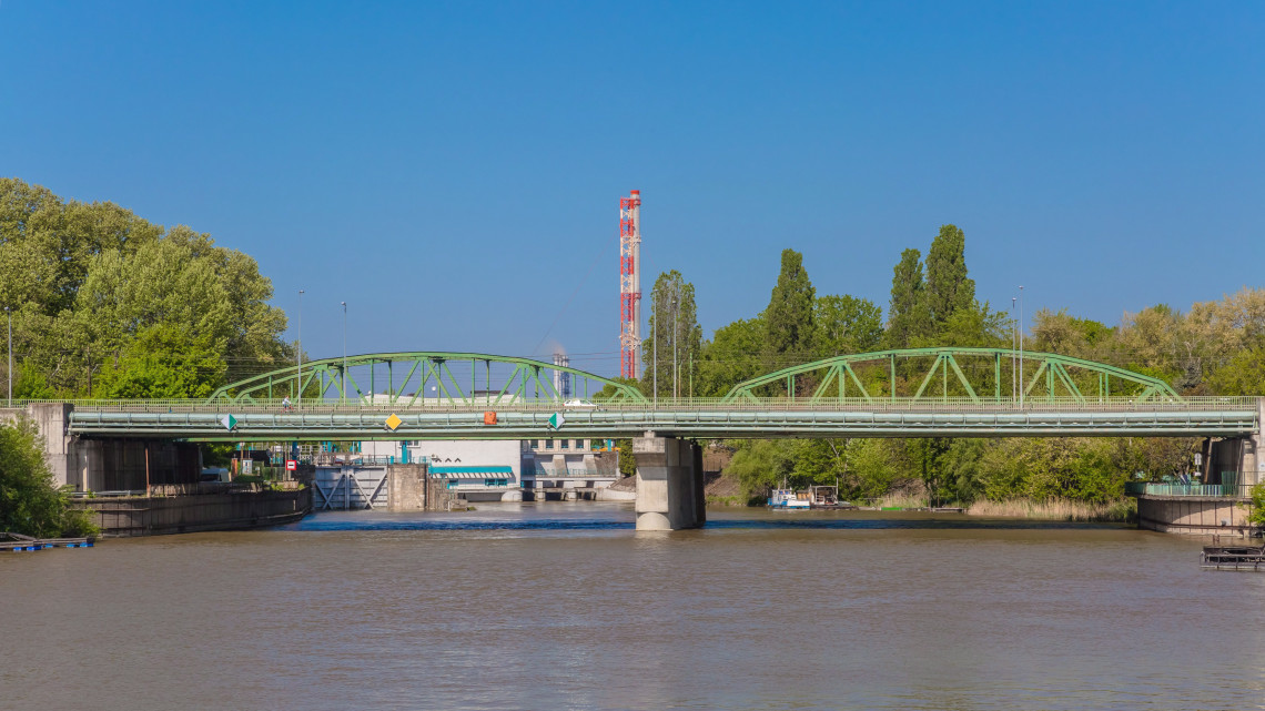 A Kvassay híd látképe Csepel sziget északi csúcsánál a Duna 1642 folyamkilométerénél. Itt ágazik ketté a Duna, átölelve a 60 km hosszú Csepel szigetet. Az 1926-1927 között épült Szabadkikötő úthoz, később Weiss Manfréd úthoz vezető út közvetlenül a felső torkolati hajózsilip alatt keresztezi a ráckevei (soroksári) Duna-ágat. A közúti híd mögött található közvetlenül az 1951-ben épült gyorsvasúti híd. A híd mögött pedig a Kvassay zsilip látható. MTVA/Bizományosi: Faludi Imre  *************************** Kedves Felhasználó!
