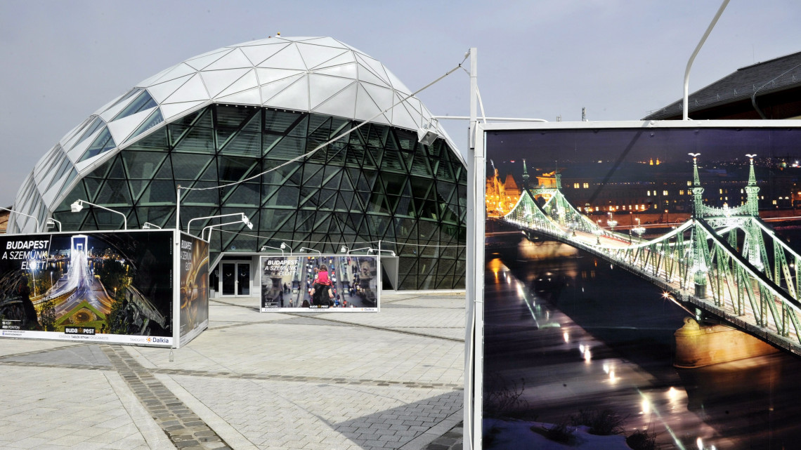 A Budapesti Fesztivál- és Turisztikai Központ (BFTK) által szervezett, Budapest a szemünk előtt című városkommunikációs fotókampány óriásplakátjaiból nyílt kiállítás a Bálna Budapest kulturális centrum épülete előtt 2014. szeptember 3-án.