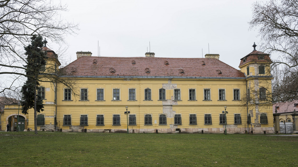 A tatai Esterházy-kastély 2018. március 29-én. Ezen a napon sajtótájékoztatót tartottak a kastély felújításáról.