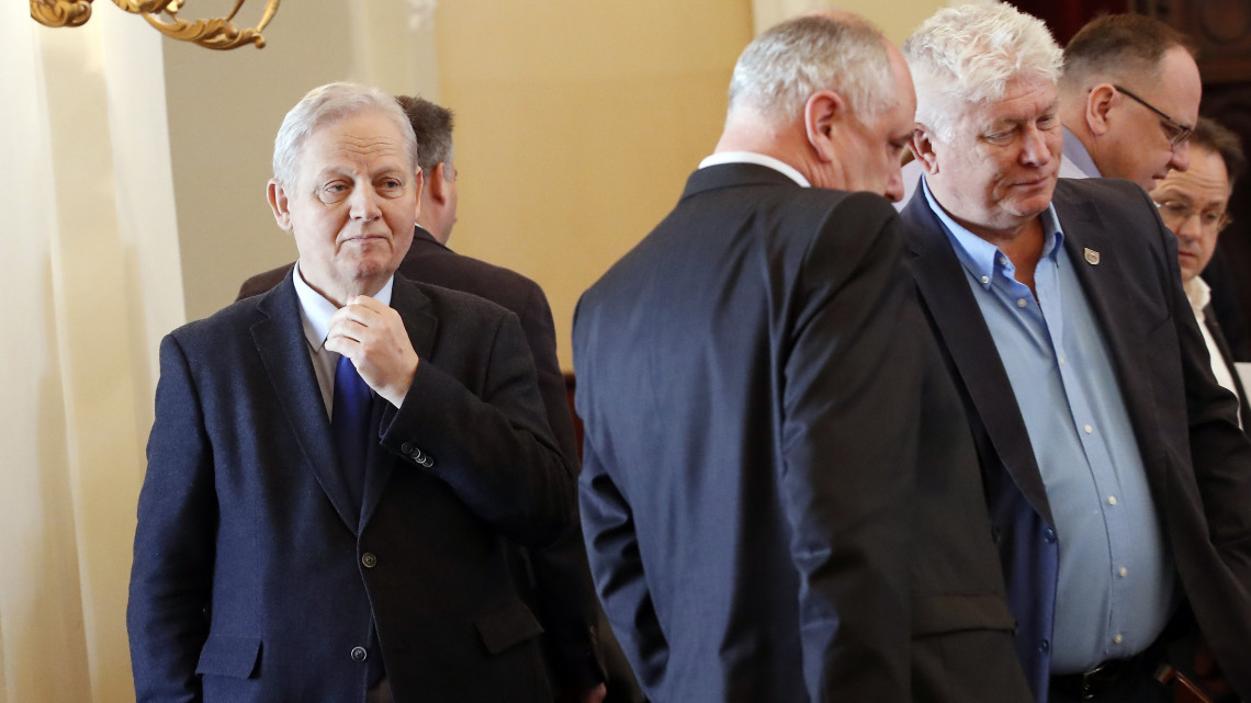 Tarlós István főpolgármester (b) érkezik a Fővárosi Közgyűlés ülésére a Városházán 2019. március 27-én.