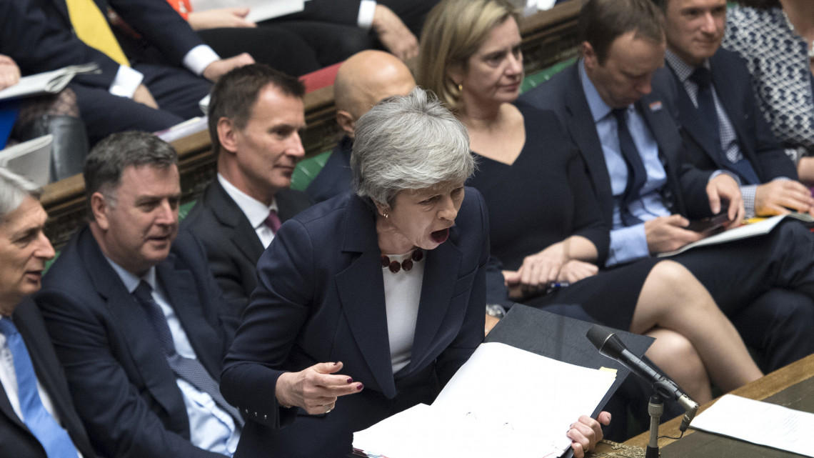 A brit parlament által közreadott kép Theresa May brit miniszterelnökről a brit EU-tagság megszűnéséről (Brexit) tartott parlamenti vitában Londonban 2019. március 27-én. Az alsóház nagy többséggel jóváhagyta a Brexit elhalasztását. Az eredetileg március 29-re kitűzött kilépés új kijelölt dátuma június 30.