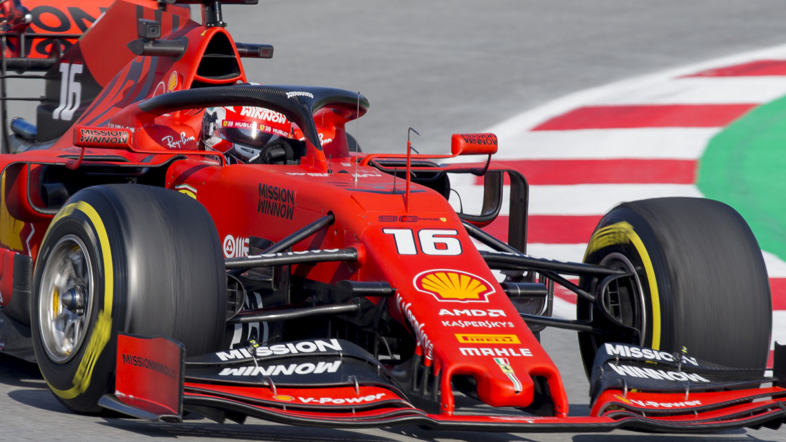 Charles Leclerc, a Ferrari monacói versenyzője teszteli autóját a Barcelona melletti montmelói pályán 2019. február 28-án. A Forma-1-es autós gyorsasági világbajnokság szezonnyitó nagydíját március 17-én rendezik Melbourne-ben.