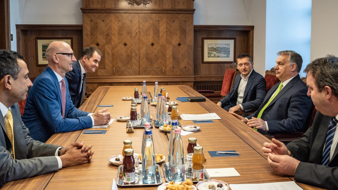 A Miniszterelnöki Sajtóiroda által közreadott képen Orbán Viktor miniszterelnök (j2) fogadja a Deutsche Telekom vezetőit a Karmelita kolostorban 2019. március 29-én. Balról jobbra: Srinivasan Gopalan, a Deutsche Telekom Csoport Európáért felelős Igazgatósági tagja (b), Timotheus Höttges, vezérigazgató, Deutsche Telekom AG (b2), Rékasi Tibor vezérigazgató, Magyar Telekom Nyrt. (b3), Rogán Antal, a Miniszterelnöki Kabinetirodát vezető miniszter ((j3), Orbán Viktor (j2) és Palkovics László innovációs és technológiai miniszter (j).