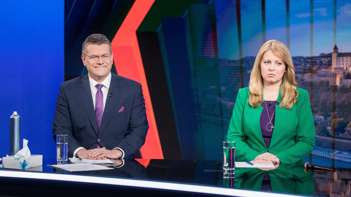 Zuzana Caputová, a szlovák ellenzéki liberális pártok államfőjelöltje (j) és Maros Sefcovic uniós biztos, a legerősebb kormánypárt, az Irány- Szociáldemokrácia (SMER-SD) jelöltje televíziós vitára készül egy pozsonyi stúdióban 2019. március 17-én, a szlovák elnökválasztás első fordulójának másnapján. Caputovára a szavazók 40,57 százaléka, Sefcovicra a választók 18,66 százaléka voksolt 48,74 százalékos részvételi arány mellett. A második fordulót március 30-án tartják kettejük részvételével.