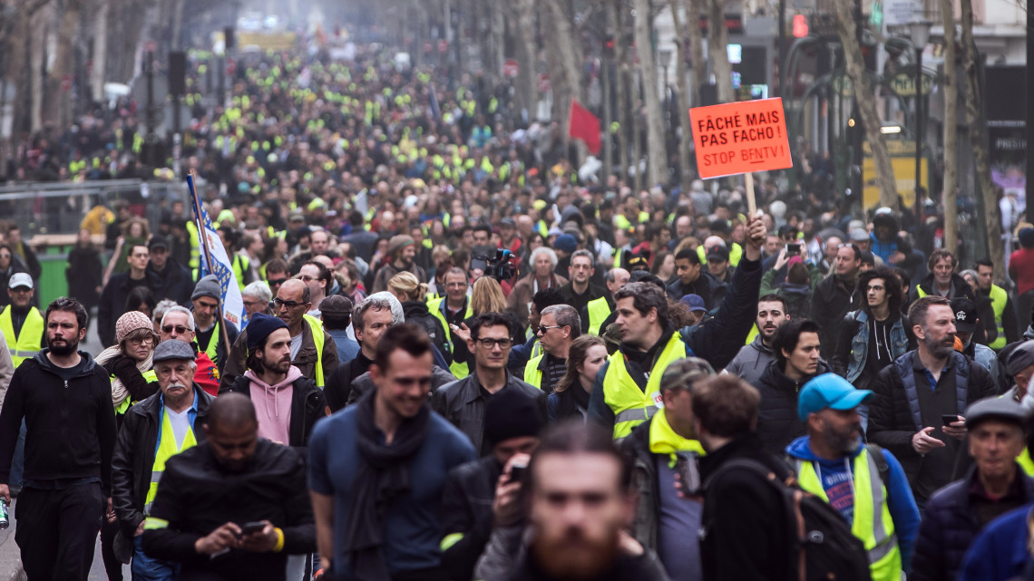 Sárgamellényes tiltakozók vonulnak a 19. egymást követő hétvégi tüntetésükön Párizsban 2019. március 23-án. A francia kormány szociális és adópolitikája ellen 2018. novemberében létrejött sárgamellényes mozgalom a szociális jellegű követelések mellett az államfő távozását is el akarja érni. Az előző hétvégi párizsi zavargások miatt a korábbi összetűzések helyszínén betiltották a megmozdulásokat.MTI/EPA/Yoan Valat