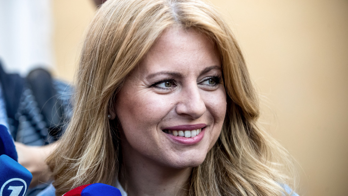 Zuzana Caputová, a szlovák ellenzéki liberális pártok elnökjelöltje nyilatkozik a sajtó képviselőinek, miután voksolt egy bazini szavazóhelyiségben 2019. március 30-án, a szlovák elnökválasztás második fordulójának napján.