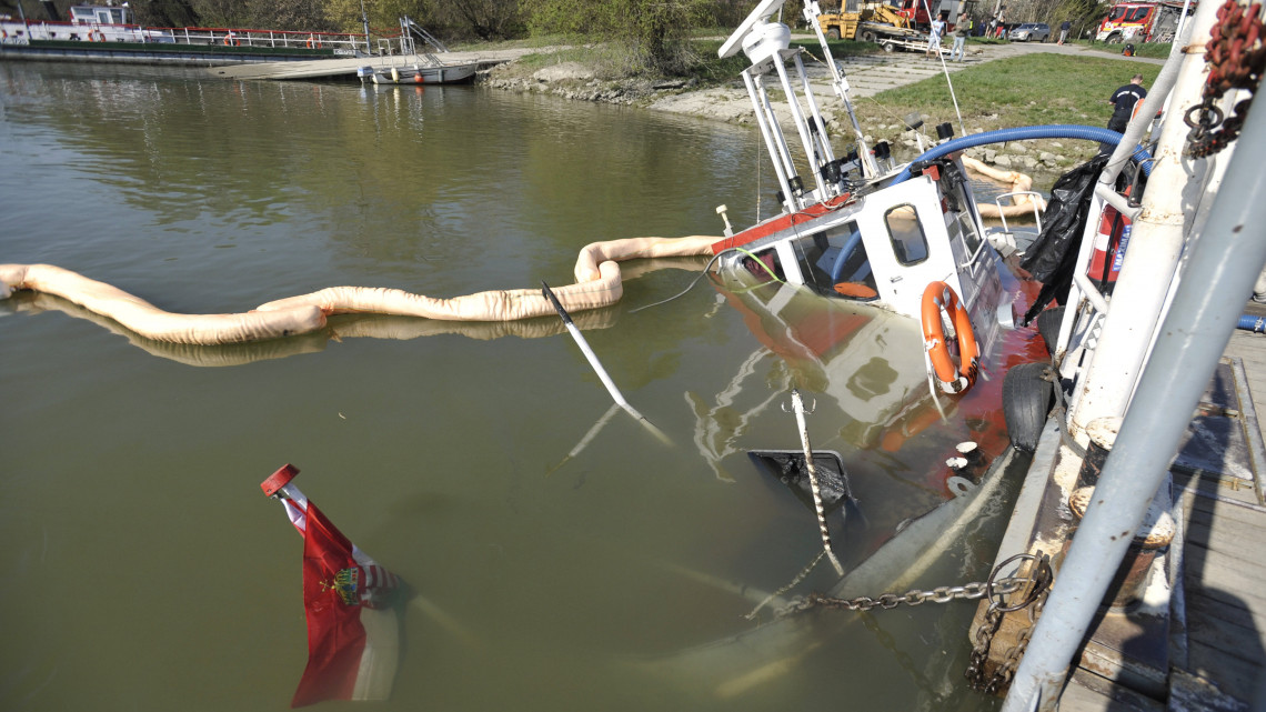 A Százhalombatta és Tököl között közlekedő komp elsüllyedt tolóhajója a Dunán Százhalombattánál 2019. március 31-én.