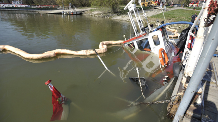 Elsüllyedt egy tolóhajó a Dunában - képek