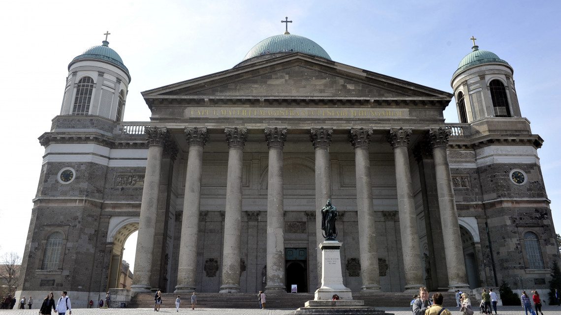 Az esztergomi Nagyboldogasszony- és Szent Adalbert-főszékesegyház 2019. március 30-án. Négy év alatt több mint 13 milliárd forintból teljesen megújul Magyarország legnagyobb temploma, az esztergomi bazilika.