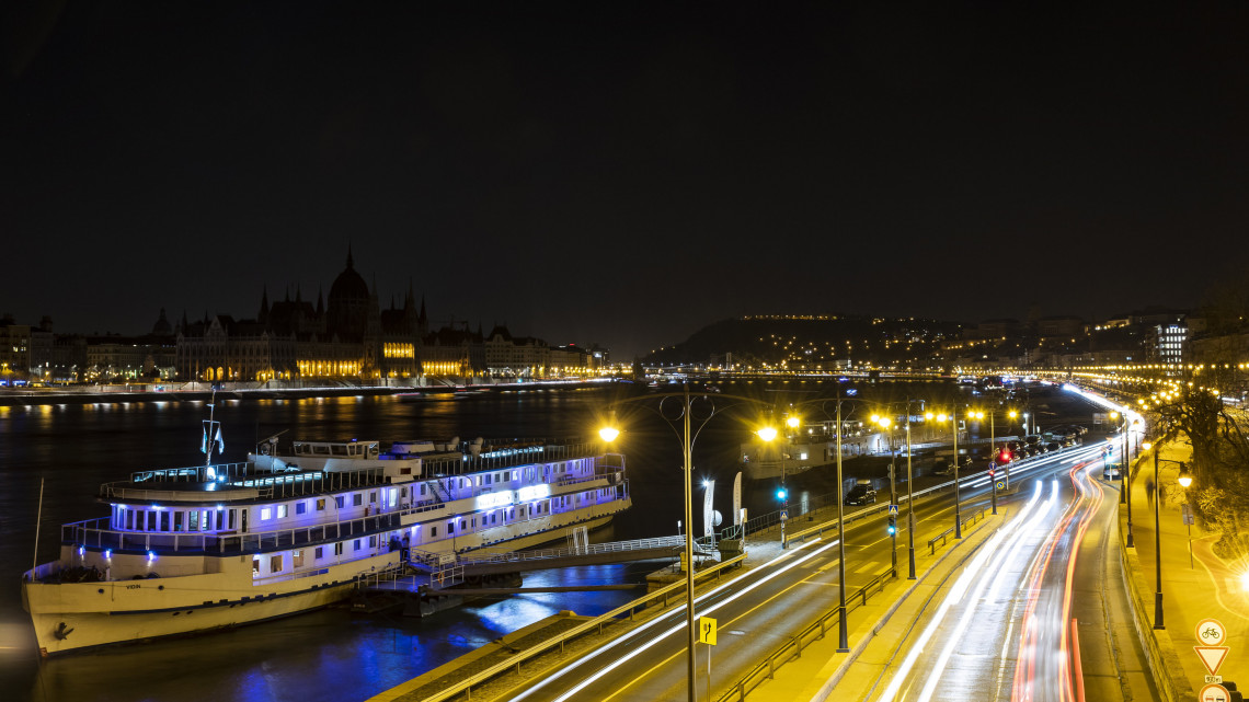 A kivilágítatlan Budapest a Föld órája elnevezésű akció közben 2019. március 30-án. A Föld óráját szervező Természetvédelmi Világalap (WWF) minden év márciusának utolsó szombatján, az óraátállítás előtti estén arra kéri a mozgalom támogatóit, hogy egy órára kapcsolják le a felesleges lámpákat és elektromos berendezéseket. A szimbolikus lekapcsolás célja, hogy ráirányítsa a figyelmet az éghajlatváltozásra, valamint a természeti értékek megőrzésének fontosságára és a fenntartható életmódra.