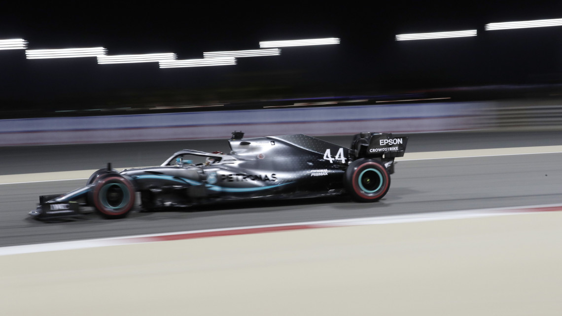 Lewis Hamilton, a Mercedes brit versenyzője a Forma-1-es autós gyorsasági világbajnokság Bahreini Nagydíján a szahíri pályán 2019. március 31-én.