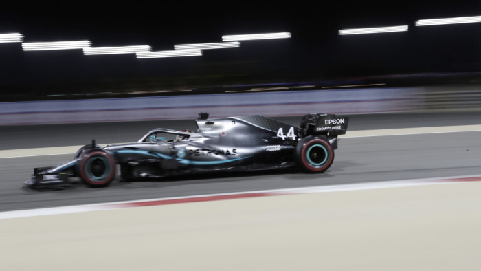Ferrari-rémálom Bahreinben, Hamilton ölébe pottyant a győzelem