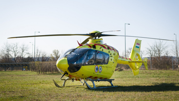 Dráma az Üllői úton, életveszélyben lévő gyermekkel landolt a helikopter - fotó