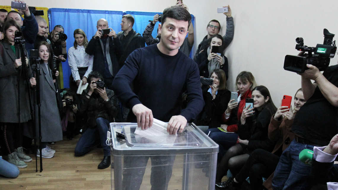 Volodimir Zelenszkij humorista, színész és producer voksol egy kijevi szavazóhelyiségben 2019. március 31-én, az ukrán elnökválasztás első fordulójának napján.