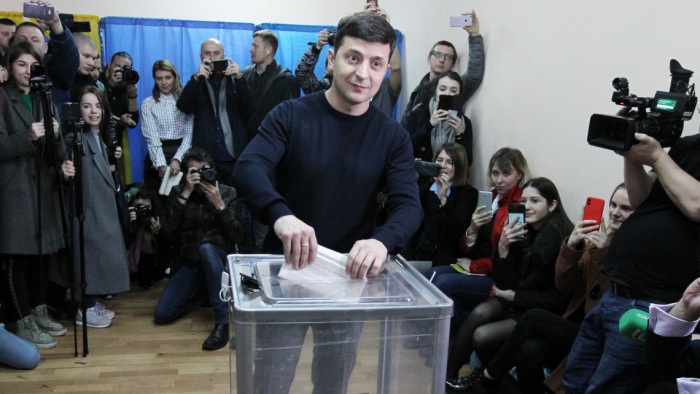 Zelenszkij kapta a legtöbb szavazatot az első fordulóban