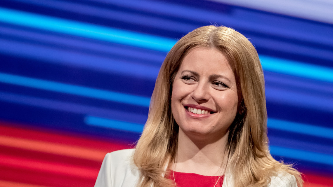 Zuzana Caputová, az ellenzéki liberális pártok győztes elnökjelöltje egy televíziós műsorban, Pozsonyban 2019. március 31-én. Caputová jelentős előnnyel nyerte meg az előző nap az ötödik közvetlen szlovák elnökválasztás, második, döntő fordulóját.