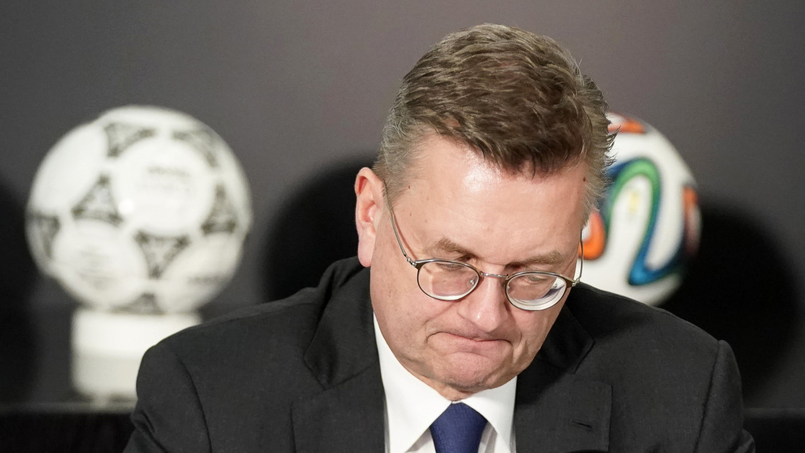 Reinhard Grindel, a Német Labdarúgó Szövetség (DFB) elnöke bejelenti lemondását a szövetség frankfurti székházában tartott sajtóértekezletén 2019. április 2-án. Az 57 éves sportvezető döntésének hátterében az áll, hogy a napokban a Spiegel magazin közzétette: Grindel a DFB médiamenedzsmentjének felügyelőbizottsági elnökeként 78 ezer eurónyi (24,5 millió forint) jövedelmet nem vallott be 2016-ban és 2017-ben.