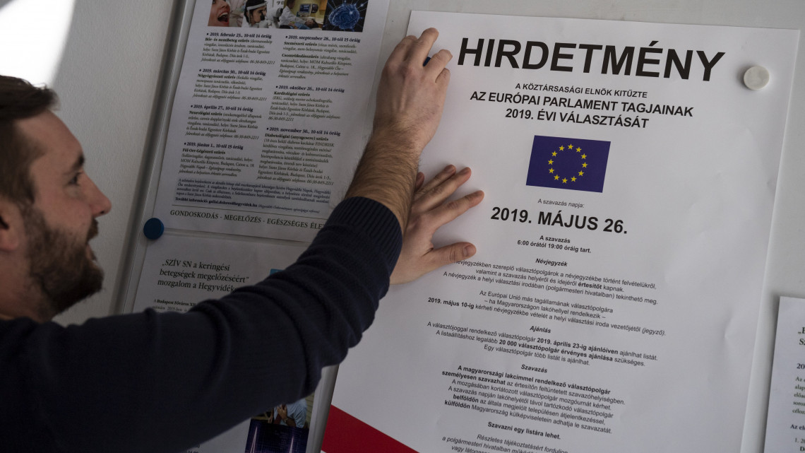 Kifüggesztik az európai parlamenti választás hirdetményét a XII. kerületi polgármesteri hivatalban 2019. március 11-én. Az Európai Unió tagországaiban május 23. és 26. között választják meg az EU törvényhozásának képviselőit, Magyarországon május 26-án.