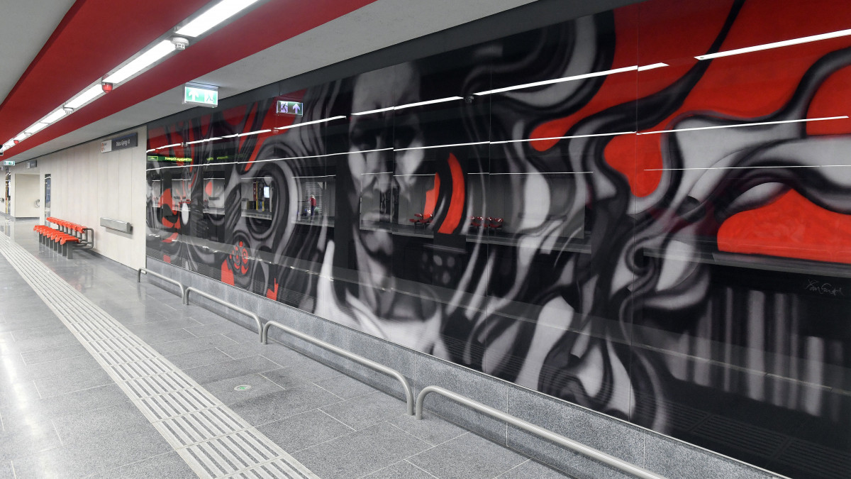 A felújított Dózsa György úti metróállomás a 3-as metróvonal északi szakaszán 2019. április 4-én. A 3-as metróvonal megújult északi, az Újpest-központ és Dózsa György út közötti szakaszát március 30-án átadták át.