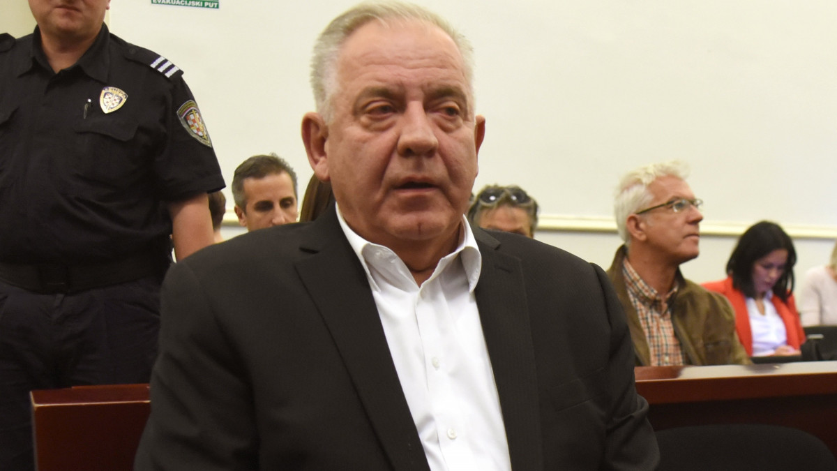 A háborús nyerészkedéssel vádolt Ivo Sanader volt horvát miniszterelnök, a Horvát Demokratikus Közösség, a HDZ egykori elnöke bírósági ítélethirdetésre vár egy zágrábi tárgyalóteremben 2018. október 22-én.