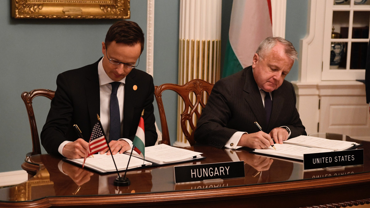 A Külgazdasági és Külügyminisztérium (KKM) által közreadott képen Szijjártó Péter külgazdasági és külügyminiszter (b) és John Sullivan amerikai külügyminiszter-helyettes aláírja a magyar-amerikai védelmi együttműködési megállapodást a NATO 70. évfordulójára alkalmából rendezett külügyminiszteri értekezlethez kapcsolódóan Washingtonban 2019. április 4-én.