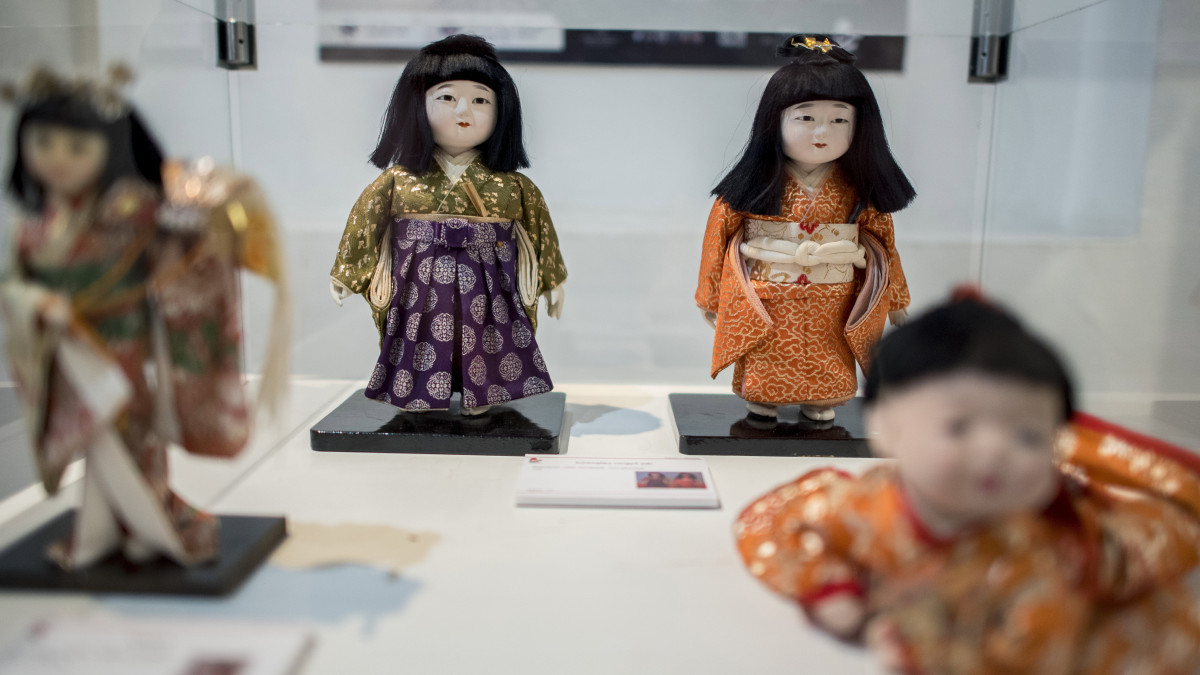 Kimonóba öltöztetett babák a Japán antik gyermekkimonók és japonizáló Zsolnay dekormotívumok című kiállítás megnyitóján a pécsi Martyn Ferenc Galériában 2019. február 28-án.