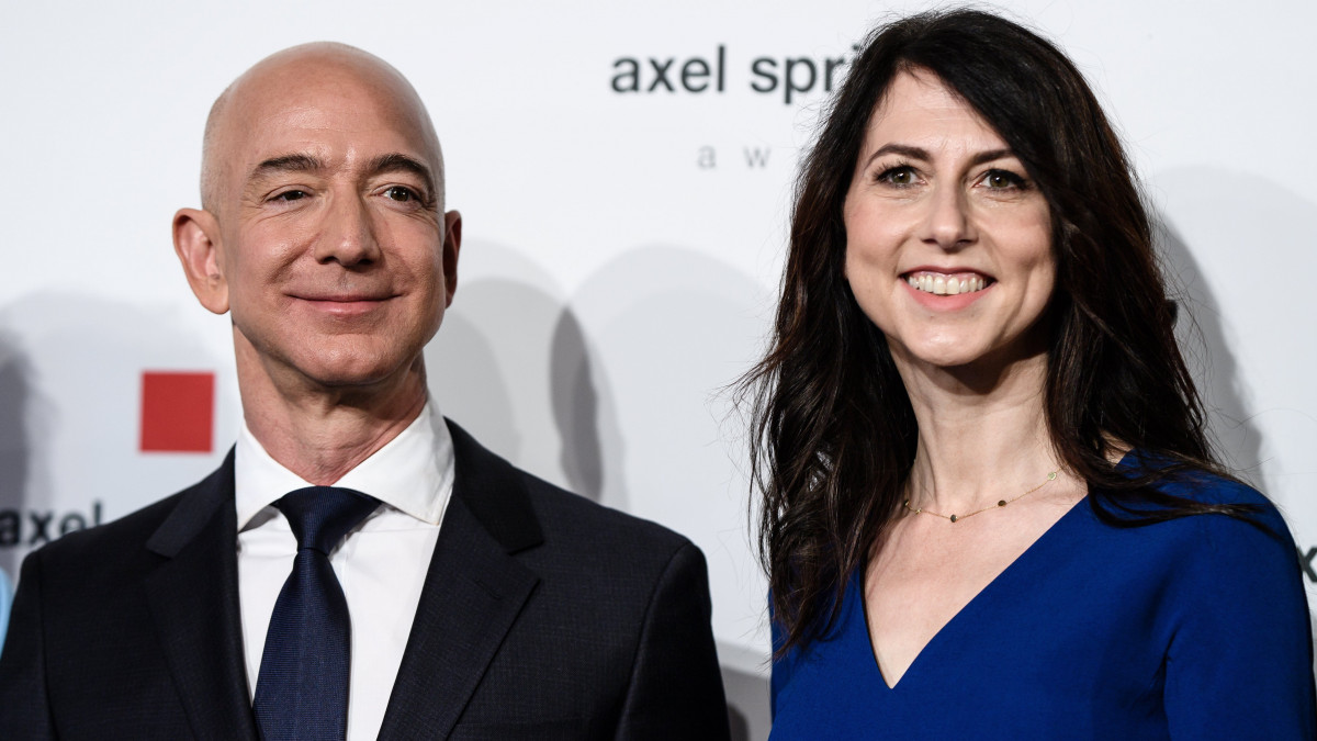 Berlin, 2018. április 24.Jeff Bezos amerikai mágnás, az Amazon internetes kereskedelmi cég alapító vezérigazgatója és felesége, MacKenzie Bezos érkezik az Axel Springer német kiadóvállalat díjátadó ünnepségére Berlinben 2018. április 24-én. A rendezvényen Bezos - aki a Washington Post amerikai napilap tulajdonosa is egyben - vehette át a lapkiadó 2018-ban odaítélt díját. (MTI/EPA/Clemens Bilan)