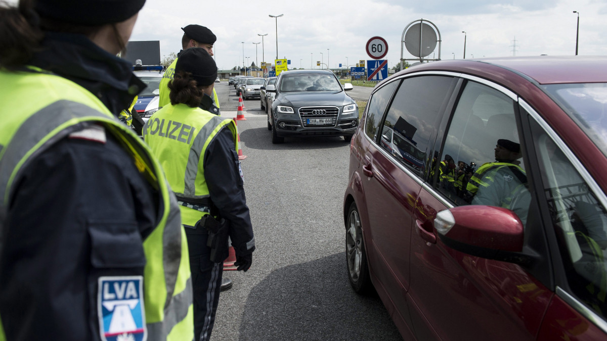 Osztrák rendőrök ellenőrzik a járműveket a Hegyeshalom és Miklóshalma (Nickelsdorf) közötti határátlépési pontnál 2016. április 25-én, miután az osztrák rendőrség elkezdte az előre meghirdetett szúrópróbaszerű ellenőrzést a migránsok és az embercsempészek kiszűrése érdekében.