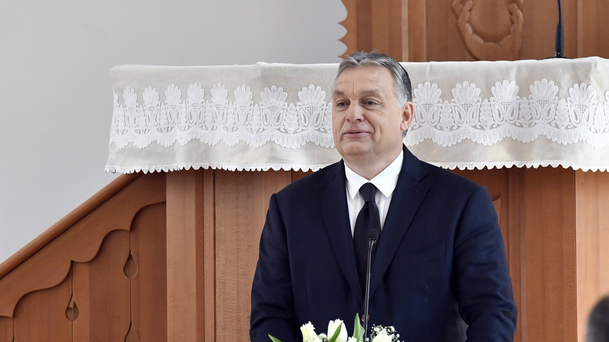 Orbán Viktor miniszterelnök a felújított pesterzsébeti Klapka téri református templom felavatása alkalmából tartott istentiszteleten 2019. április 7-én.