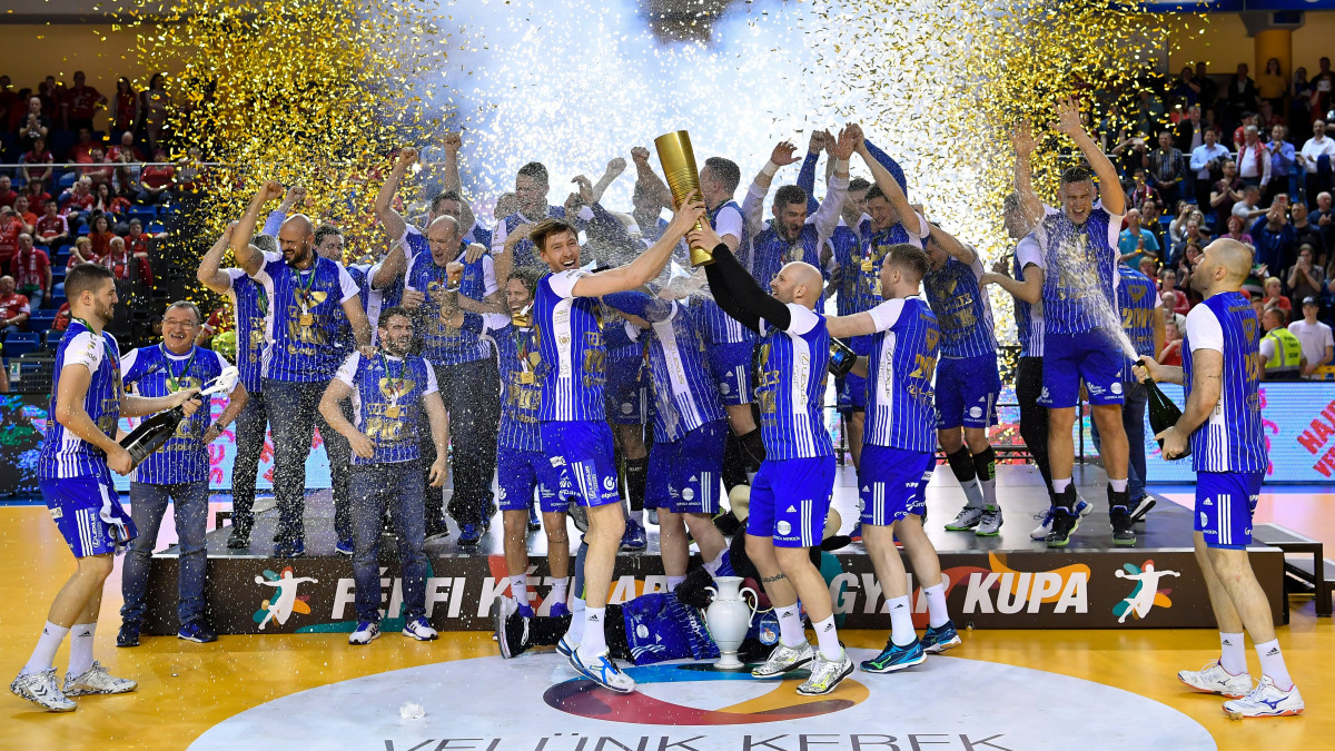 A Szeged játékosai ünnepelnek a kupával a férfi kézilabda Magyar Kupa döntőjében játszott Szeged - Veszprém mérkőzés végén a debreceni Főnix Csarnokban 2019. április 7-én. A Szeged 28-27-re nyerte a finálét.