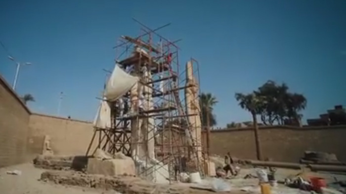 Apró darabokból rakták össze II. Ramszesz óriásszobrát - videó