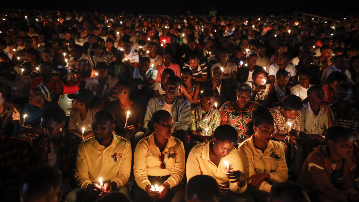 A ruandai népirtás áldozatairól emlékeznek meg a ruandai főváros, Kigali Amahoro Stadionban 2019. április 7-én. Huszonöt éve, 1994. április 6-án kezdődött a második világháború utáni egyik legsúlyosabb népirtás Ruandában, ahol körülbelül száz nap alatt hutu szélsőségesek mintegy 800 ezer, többségében a kisebbségi tuszi népcsoporthoz tartozó embert mészároltak le.