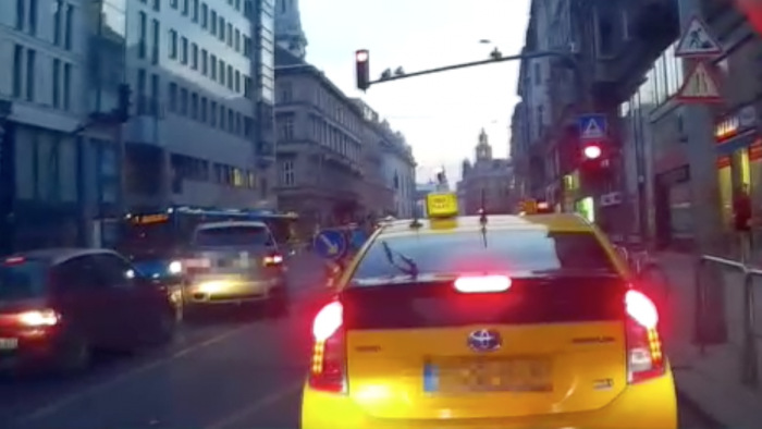 Veszélyes manőverek a belvárosban, fittyet hányt a szabályokra a sofőr - videó