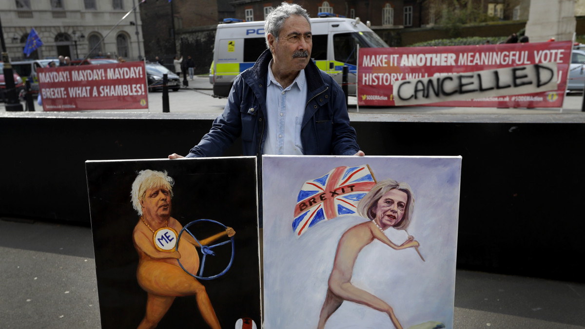 Kaya Mar uniópárti brit művész Boris Johnson volt brit külügyminisztert (b) és Theresa May brit miniszterelnököt ábrázoló alkotásaival a londoni parlamentnél 2019. március 28-án. A brit kormány ezen a napon közölte, hogy tervei szerint március 29-én ismét a londoni alsóház elé kerülhet a brit EU-tagság megszűnésének (Brexit) feltételrendszerét rögzítő, eddig kétszer is nagy többséggel elutasított megállapodás.