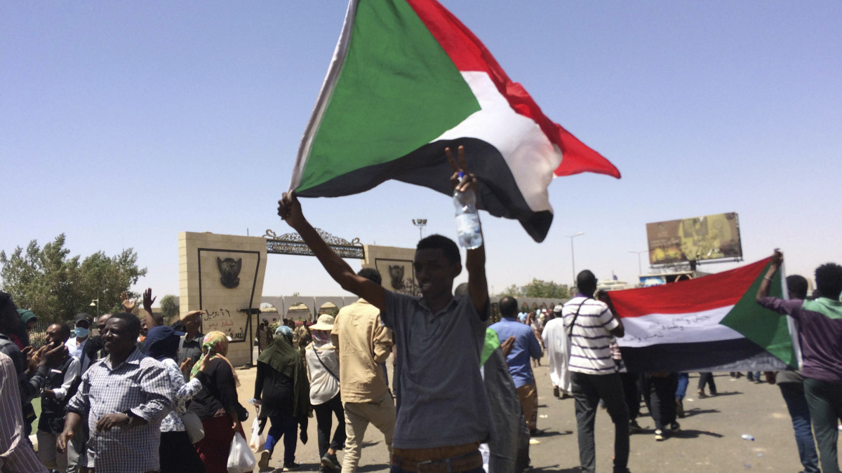 Tüntetés a szudáni hadsereg kartúmi főhadiszállásánál 2019. április 8-án, amikor a tiltakozók harmadik napja követelik a 30 éve hatalmon lévő Omar Haszan Ahmed el-Besir elnök lemondását.