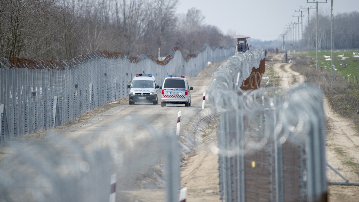 Rendőrautók járőröznek az ideiglenes biztonsági határzár mellett a magyar-szerb határon a Bács-Kiskun megyei Kelebia közelében 2018. március 22-én.