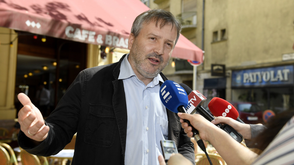 Szabadai Viktor, a Liberálisok budapesti választmányi elnöke nyilatkozik az előrehozott polgármester-választásokról tartott ellenzéki egyeztetés után Budapest belvárosában 2018. május 2-án.