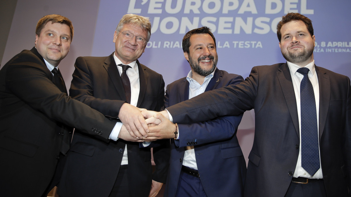 Olli Kotro, a Finnek Pártja (FP), Jörg Meuthen, az Alternatíva Németországnak (AfD) párt listavezetője, Matteo Salvini olasz miniszterelnök-helyettes, a Liga párt elnöke és Anders Primdahl Vistisen, a Dán Néppárt (DF) európai parlamenti képviselője (b-j) a szuverenista pártok európai parlamenti választásokat megelőző milánói kampánynyitó találkozójának sajtóértekezletén 2019. április 8-án.