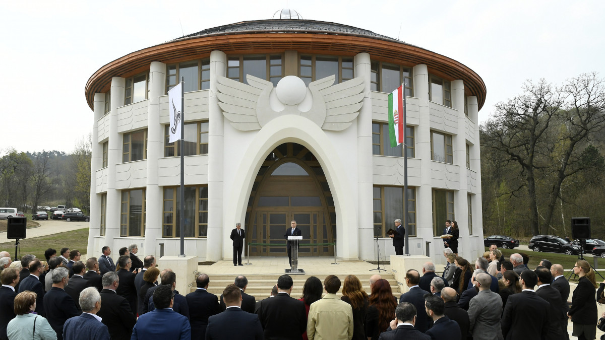 Orbán Viktor miniszterelnök (k) beszédet mond az Avicenna Közel-Kelet Kutatások Intézete épületének avatásán Piliscsabán 2019. április 9-én. Balról Maróth Miklós akadémikus, az intézet igazgatója.