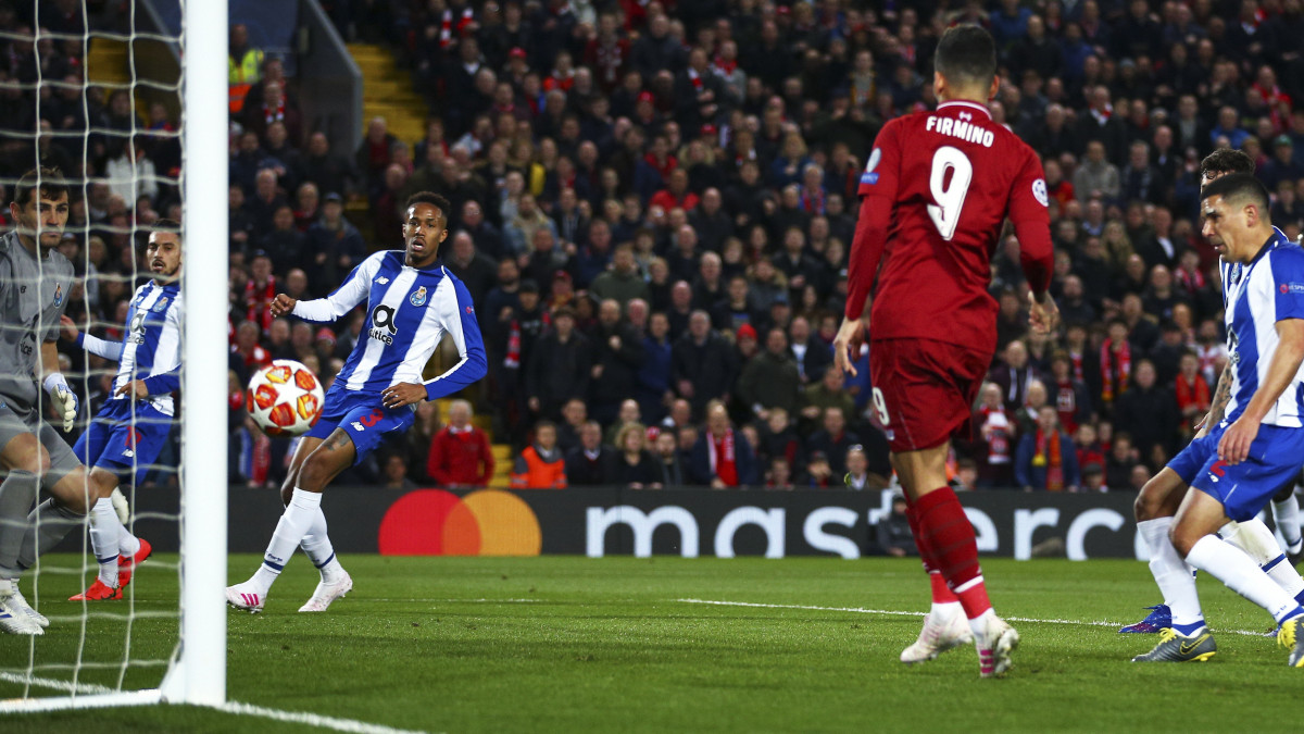 Roberto Firmino, a Liverpool játékosa (j2) gólt szerez az FC Porto ellen a labdarúgó Bajnokok Ligája negyeddöntőjének első mérkőzésen a liverpooli Anfield Stadionban 2019. április 9-én.