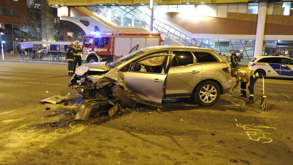 Ütközésben összetört személygépkocsi a XIII. kerületben, a Váci út és a Bulcsú utca kereszteződésében 2019. április 9-én. Összesen hat autó ütközött össze, a balesetben többen megsérültek.