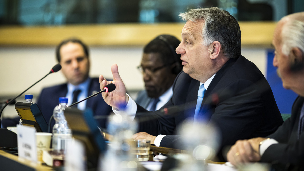 A Miniszterelnöki Sajtóiroda által közreadott képen Orbán Viktor miniszterelnök (j2) a kereszténydemokrata pártokat tömörítő politikai szövetség, a CDI tanácskozásán Brüsszelben, az Európai Parlament épületében 2019. április 10-én.