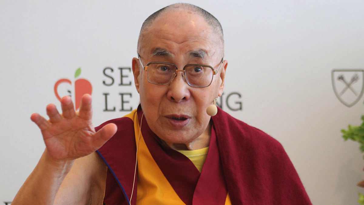 A 2019. április 4-i képen a 14. dalai láma (Tendzin Gyaco), a tibeti buddhisták indiai emigrációban élő vallási vezetője sajtótájékoztatót tart Újdelhiben. A 83 éves buddhista vezető április 9-én könnyebb tüdőgyulladással kórházba került Újdelhiben, állapota javulóban van.