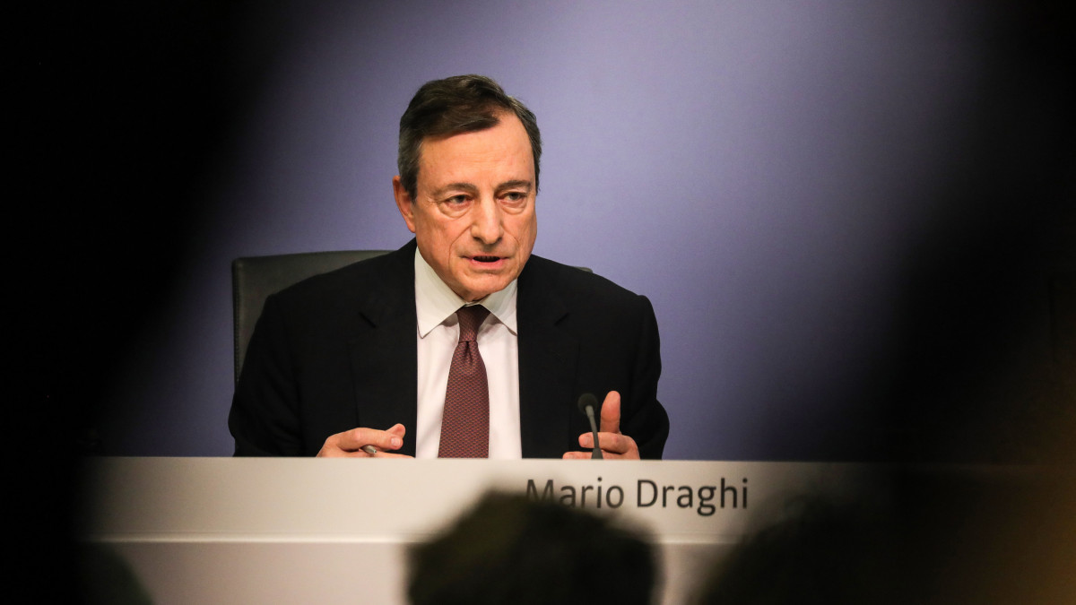 Mario Draghi, az Európai Központi Bank elnöke sajtóértekezletet tart az EKB kormányzótanácsának kamatdöntő ülése után Frankfurtban 2019. március 7-én. A kormányzótanács nem változtatott az irányadó kamaton.