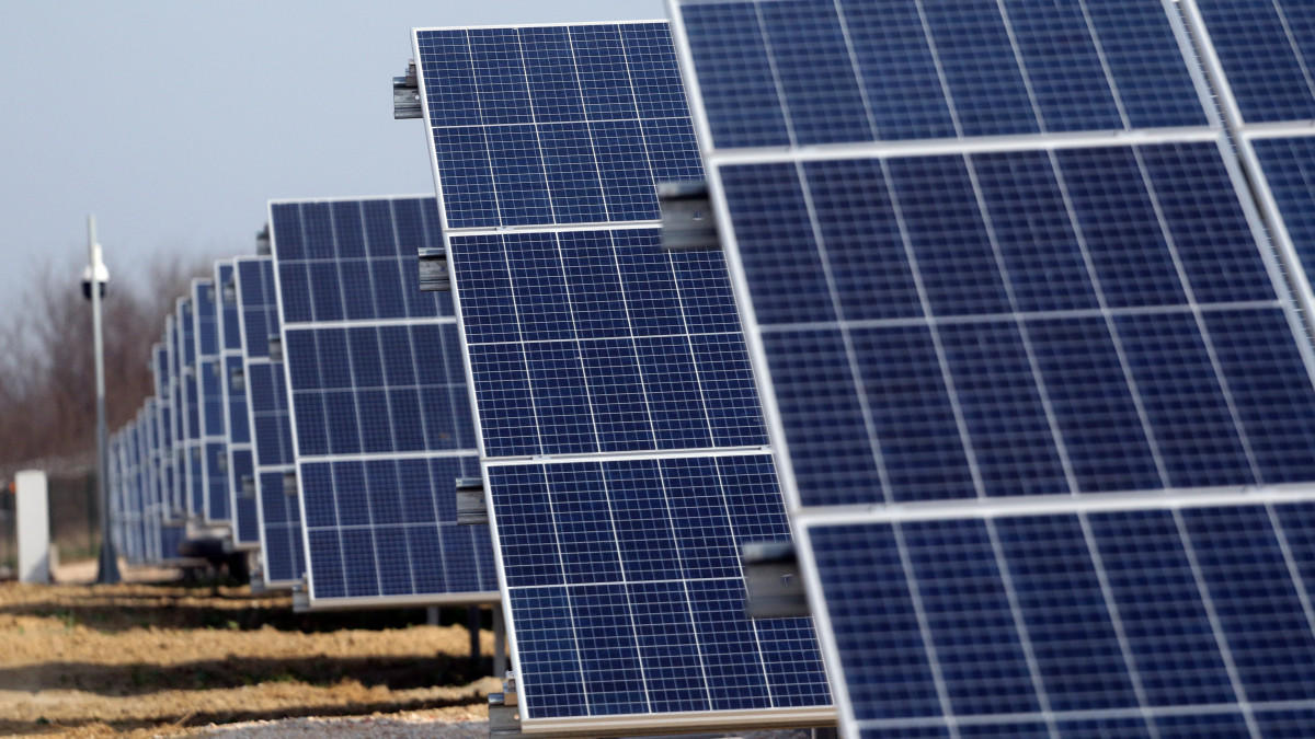 Napelemtáblák a Mátrai Erőmű (ME) Zrt. bükkábrányi új, az ország legnagyobb fotovoltaikus létesítményében az átadás napján, 2019. április 10-én. A 22,6 megawattos naperőmű beruházási költsége 5,4 milliárd forint.