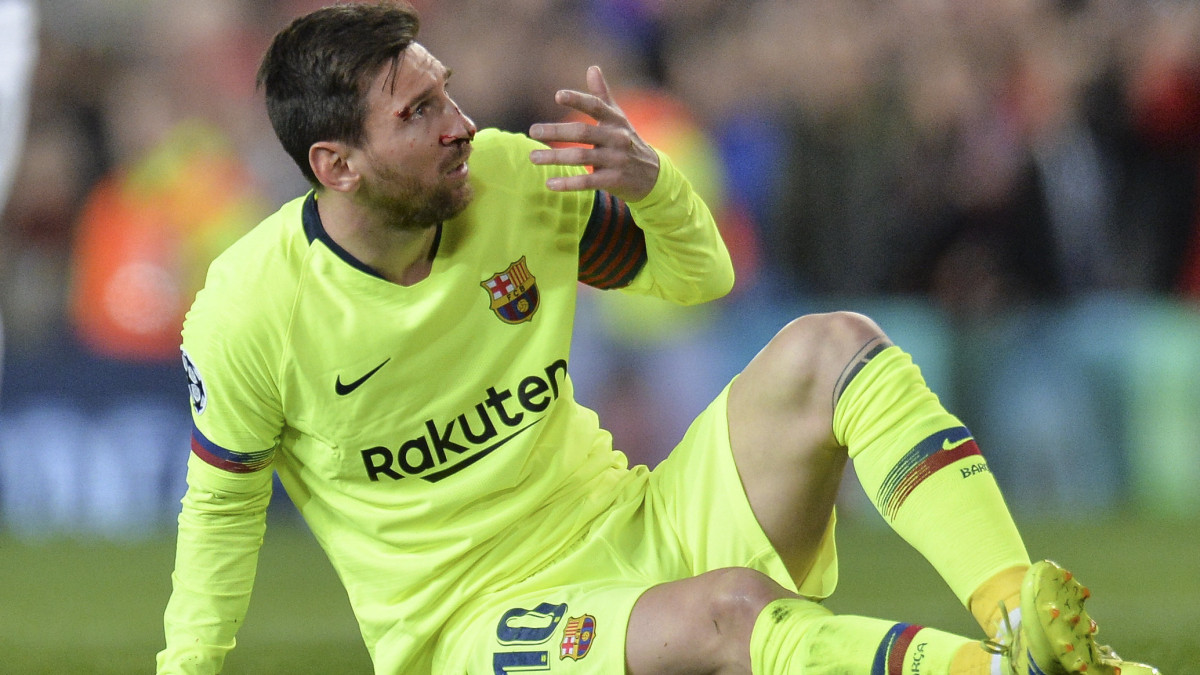 Lionel Messi, az FC Barcelona játékosa, miután megsérült a labdarúgó Bajnokok Ligája negyeddöntőjének első, Manchester United elleni mérkőzésén a manchesteri Old Trafford stadionban 2019. április 10-én.
