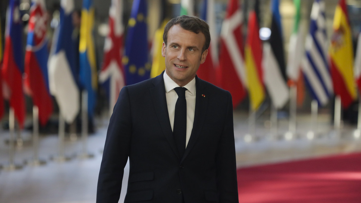 Emmanuel Macron francia elnök érkezik az Európai Unióból történő brit kiválás ügyéről (Brexit) rendezett rendkívüli európai uniós csúcstalálkozóra Brüsszelben 2019. április 10-én.