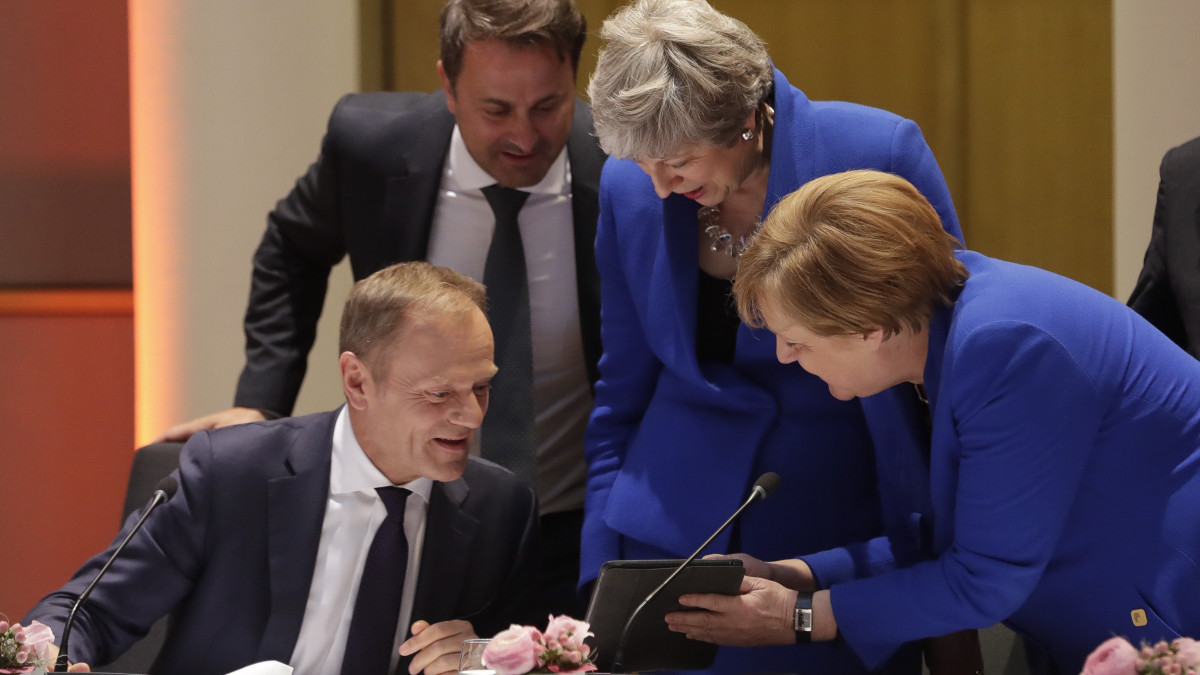 Donald Tusk, az Európai Tanács elnöke, Xavier Bettel luxemburgi, Theresa May brit miniszterelnök és Angela Merkel német kancellár (b-j) az Európai Unióból történő brit kiválás ügyéről (Brexit) rendezett rendkívüli európai uniós csúcstalálkozón Brüsszelben 2019. április 10-én.