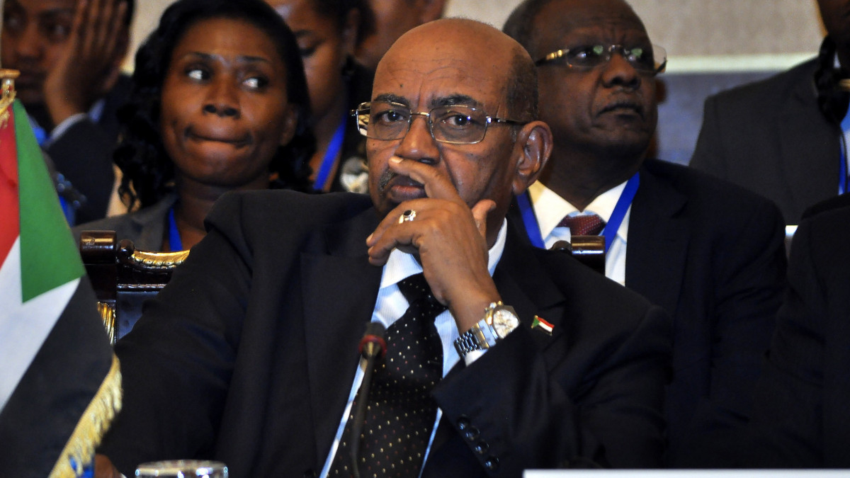 2014. március 14-i kép Omar Haszan Ahmed el-Besír szudáni államfőről a nyolc kelet-afrikai országot tömörítő kereskedelmi szervezet, a Kormányközi Fejlesztési Hatóság (IGAD) csúcstalálkozóján az etióp fővárosban, Addisz-Abebában. Az országot közel harminc éve vezető el-Besír 2019. április 11-én lemondott posztjáról, amit elhúzódó tüntetéssorozat előzött meg.